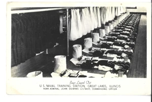 LOTE DE 2 RPPC ROPA DISPUESTA Y BOLSA ~ ESTACIÓN DE ENTRENAMIENTO NAVAL DE EE. UU. ~ GRANDES LAGOS, IL 1958 - Imagen 1 de 4