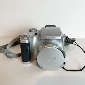 Fujifilm Finepix S304 3.2MP 6X Optical Zoom Digital Camera Silver - Picture 1 of 12