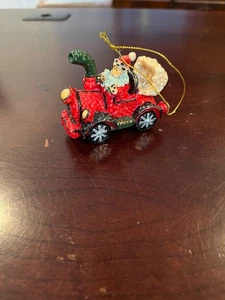Weihnachtsmann Ornament im Oldtimer Style Auto mit grünem Auspuffrohr - Bild 1 von 6