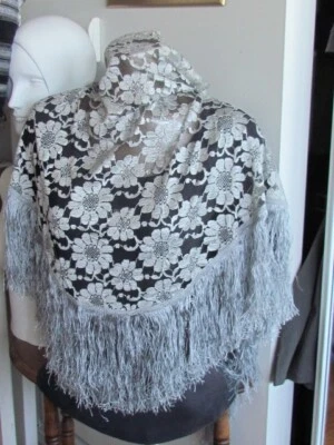 Mantilla antigua vintage de encaje floral suave iglesia flecos de rayón chal gris plateado Foto 1 de 4