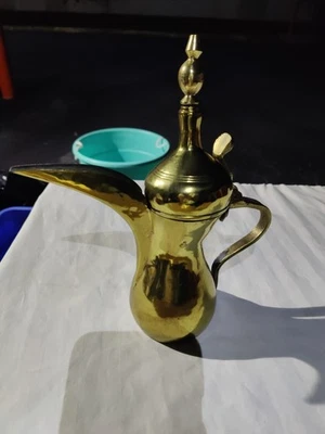 De colección Hecho a Mano 12 1/2 pulgadas Latón Dallah Islámico Oriente Medio Firmado Marcado Foto 1 de 4