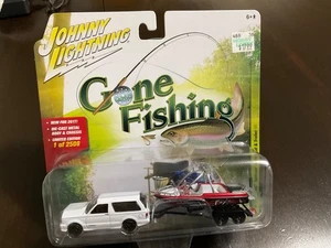 2017 johnny lightning gone fishing 1992 GMC white Typhoon with boat & trailer - Picture 1 of 5