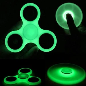 Handschmeichler Spinner LEUCHTEN IM DUNKELN dreieckiger Tri Spinner Handspinner Fingerspinner - Bild 1 von 4