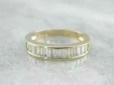 Anillo de media eternidad de diamantes simulados de corte baguette de 2,0 quilates enchapado en oro amarillo de 14 k Foto 1 de 4