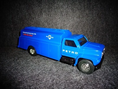 Petro Heating Oil & Services 1990s Ford F700 camión cisterna Ertl diecast banco de monedas Foto 1 de 4