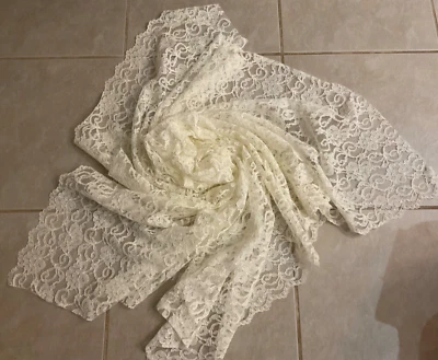 "Tela de encaje crudo con borde festoneado 66""X 60"" para pestañas" Foto 1 de 3