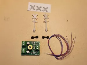 (2) N Scale Railroad Grade Crossing Signals w/ Controller - Picture 1 of 7