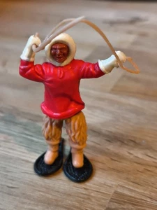 ANTIGUA FIGURA TIMPO TOYS INGLATERRA ESQUIMAL CON ARPÓN ROJO / MARRÓN AÑOS 70 AFICIONADOS  - Imagen 1 de 4