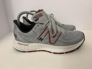 New Balance M880G13 Fresh Foam X Herren Größe 8,5 Aluminium grau/karmesinrot/schwarz - Bild 1 von 11