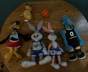 Gebrauchte Vintage 1996 Michael Jordan’s (5) Space Jam Plüschfiguren mit Basketball - Bild 1 von 2