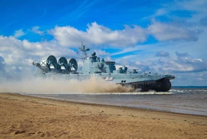 1/ 700 Ukrainian Zubr-class of LCAC landing craft Finished product/1pc - Picture 1 of 6