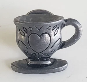 Vintage Kaffeetasse Herz verziert Zinn Anstecknadel 9/16" Krawattennadel - Bild 1 von 4