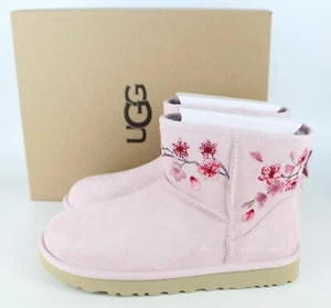 NUEVAS BOTAS FLORALES UGG CLÁSICAS MINI GAMUZA PIEL DE OVEJA BORDADAS, Rosa, EE. UU. 7 - Imagen 1 de 12