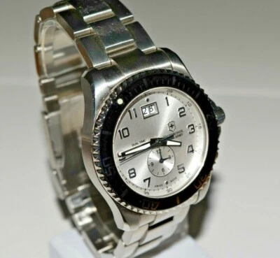 Relógio Swiss Army Maverick SS mostrador prata tempo duplo 241442 $625 - Imagem 1 de 4