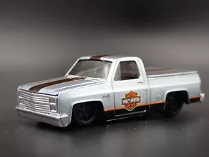 1987 87 CHEVY Chevrolet Silverado 1500 Camion Harley 1/64 Scala Modellino Auto - Foto 1 di 9