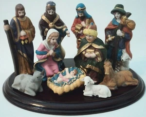 11 Piece Nativity Set Including Wood Base Small Size 5" x 8.5" Crown Accents - Picture 1 of 9