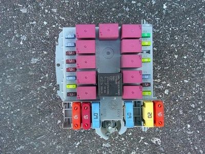 Caja de fusibles de motor IPM RAM PROMASTER 1500 2500 3500 2014-21 P68305537AB Foto 1 de 3