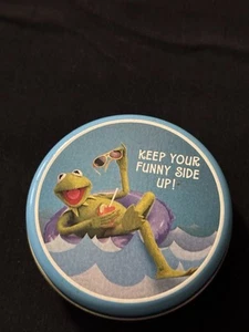 NOS Kermit der Frosch "Keep Your Funny Side Up" Hallmark Muppets Blechdose 2,5" - Bild 1 von 4