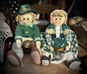 Conjunto de par de muñecas de trapo de niña y niño del día de San Patricio vestidas a cuadros verdes campestres - Imagen 1 de 16