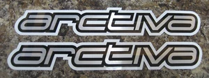 2 pegatinas/calcomanías con logotipo plateado ARCTIVA 6,25""x1"" moto de nieve empresa baberos - Imagen 1 de 2