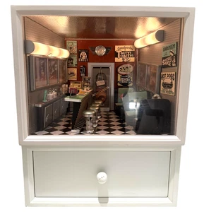 American Girl Minis AG Illuma Room Lil's Diner Adapter Schublade Staubschutz Lichter - Bild 1 von 22