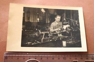 tolles altes Foto -  Junger Mann - Lehrling ?? an einer Drehmaschine ??  - Picture 1 of 4