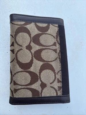 Бумажник-конверт тройного сложения Coach желтовато-коричневый/светло-коричневый, 8 дюймов x 4 дюйма - Изображение 1 из 4