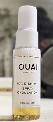 OUAI Wave Spray Cuidados com os Cabelos Ondulação Viagem Tamanho 1 Onça Garrafa - Imagem 1 de 2