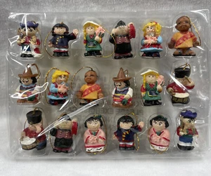 Juego de adornos de 18 piezas vintage de polipiedra en miniatura para niños del mundo - Imagen 1 de 4