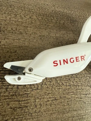 SINGER SMART SCISSORS FABRIC CUTTER WITH EXTRA BLADE Sewing/Crafts Scissors - Image 1 of 4