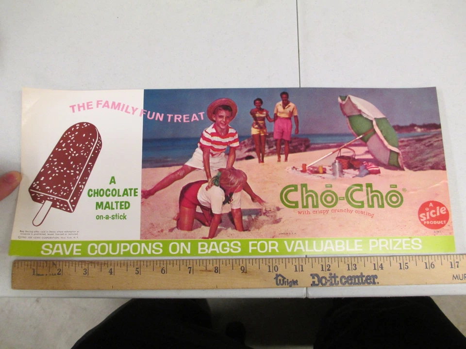 Cartel de exhibición de heladería chocolate paleta Cho Cho 1962 BEACH FAMILY Foto 1 de 1