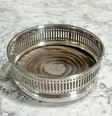 Galería perforada enchapada en plata Wine Coaster con base de madera con inserto de mostrador de león Foto 1 de 4