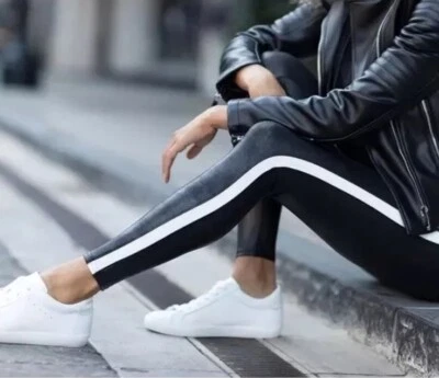 Leggings Spanx de couro sintético preta com listras brancas feminina tamanho S emagrecimento - Imagem 1 de 4