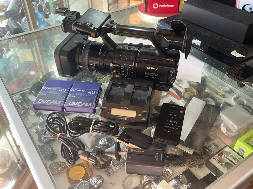 SONY HVR-Z1J DIGITAL HD CAMERA RECORDER / BUNDLE - Image 1 of 4