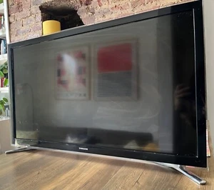 Samsung 32" F4500 Series 4 Smart LED TV for Repair or Spare Parts - Picture 1 of 4