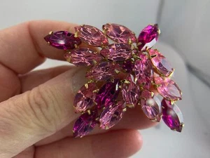 Flower Pink Fuchsia Navette Rhinestones JULIANA Vintage Gold Brooch Pin M-0619 - Picture 1 of 4