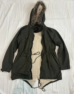 Chaqueta Abrigo Sherpa YOKI New York Para Mujer Forrada de Piel con Capucha Verde Oliva Talla Grande Foto 1 de 4