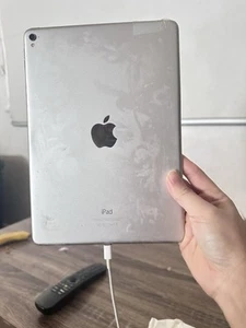 ipad pro 1st model A1673 not working for part only - Afbeelding 1 van 2