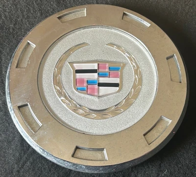 (1) CADILLAC ESCALADE EST ESV OEM CHROME CENTER HUB CAP 9596649 FOR 22" WHEEL - Image 1 of 3
