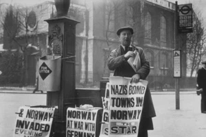 A newspaper seller in London carrying the news 1940 4x6 PHOTO - Foto 1 di 1