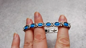 Silver tone vintage bracelet with blue 💙 glasses cabashones - Picture 1 of 3