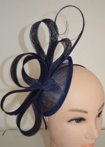 NEU Marineblau Sinamay Kappe Fascinator Schleifen Straußenkiele Aliceband Hochzeit Abschlussball - Bild 1 von 4
