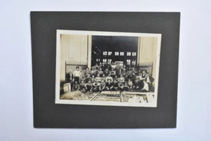 Beruf Eisenbahner Männer Jungen Zug Schuppen Schienen Arbeitskleidung Kinderarbeit  - Bild 1 von 4