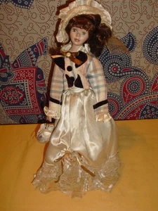 Poupée de Porcelaine de Collection sur socle - Picture 1 of 6