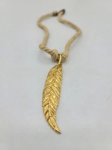 Kim Craftsmen USA goldfarbene Blatt Anhänger Halskette an cremefarbenem Seil Kordel, Vintage - Bild 1 von 10