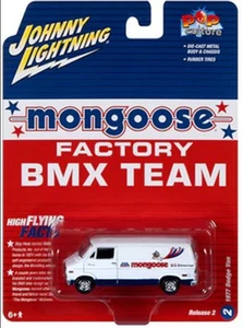 Johnny Lightning JLPC012-2 Dodge Van "Mongoose" weiss 1977 - Pop Culture 1:64 - Picture 1 of 2