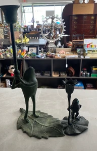 Juego de dos candelabros grandes y pequeños para ranas de latón con almohadilla de lirio - Imagen 1 de 5