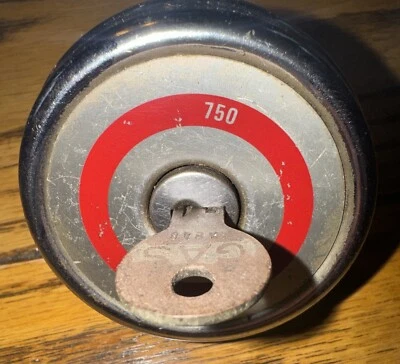 Tapa de gasolina de bloqueo Stant 750 con llave Ford Mustang T Bird Trucks 1971-81 Foto 1 de 4