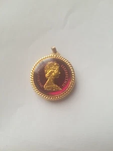 COLGANTE MONEDA ESMALTADA REINA ISABEL II TONO DORADO Rojo Multicolor -1980  - Imagen 1 de 18