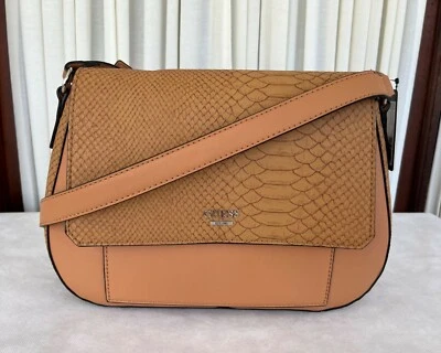 Bolso Bandolera GUESS Sillín Coñac Colmar Repujado Imitación Serpiente Nuevo con Etiquetas Foto 1 de 4